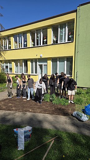 student_v_lese_2025